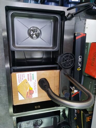 hamam ucun dolab: Paslanmayan poladdan hazırlanmış bu müasir mətbəx lavabosu, praktik