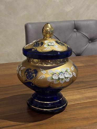 Ev və bağ: Qapaqlı bəzəkli şüşə qab - Material: qalın kobalt-mavi şüşə - Üslub — 2