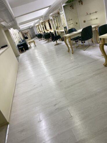 детское кафе аренда: YARIZİRZEMİ 200 kv 3 otaqlı GÖZELLİK Salonu icareye verilir.Bakı