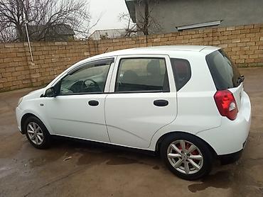 Chevrolet: , ağ rəng, 5 qapılı hetçbek. Xüsusiyyətlər: - Sürət qutusu: mexaniki — 2