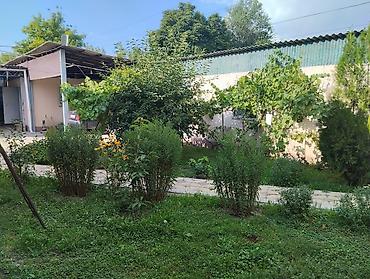 по низу рынка: 🏡Продаётся 5комн.дом рынка Кудайберген,на 1-ой линии!!! 📐 Дом: 120 м² — 6