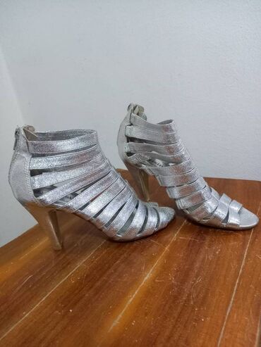 srebrna haljina kakve cipele: Sandale, 36