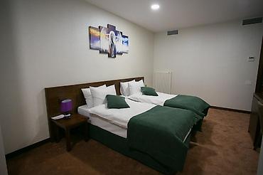 yeni əmlak: Otel satllr. İnqlabda Dord mərtəbəli 1700 kv 30 otagll Otel satllr — 5