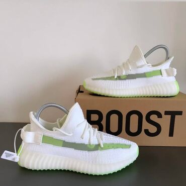 Patike: Adidas Yeezy Boost 350 patike A klasa

Novo.
Brojevi 36 do 46 — 7