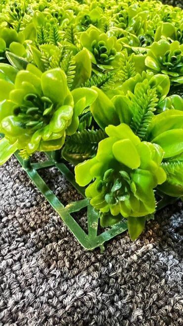 Süni güllər: Süni yaşıl divar paneli müxtəlif yaşıl yarpaqların və qırmızı — 19