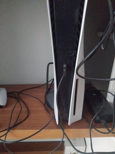 5 yaşlı qızlar üçün donlar: Şaquli dayaq üzərində ağ-qara rəngli, müasir dizaynlı Sony PlayStation