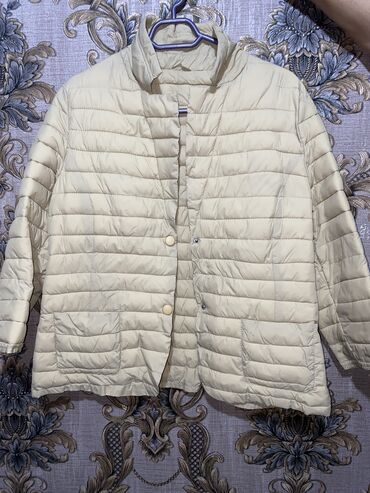 Демисезонные куртки: Продается женская куртка. Б/У Размер: S (42-44) Цена: 300KGS (сом)