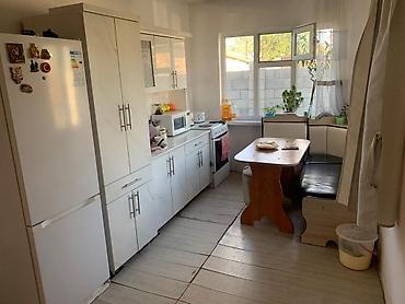 Продажа коттеджей и домов: Продаю дом в районе нового Ошского рынка. в одном участке есть 2 дома — 4