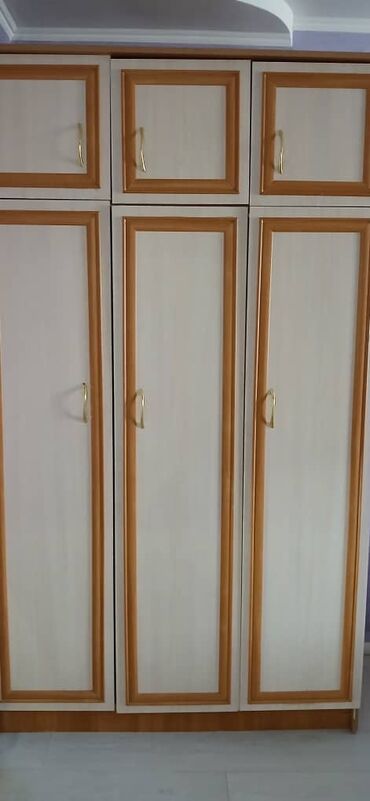 кухонный набор: Продается спальный гарнитур кровать, шкаф, комод, зеркало, прихожка, и