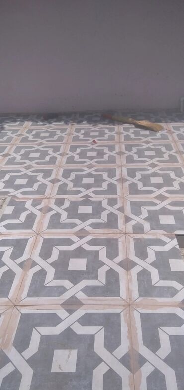 Plitə işləri: Her nov kafellerin metlaglarin kabanciklerin tametlerin yigilmasi — 2