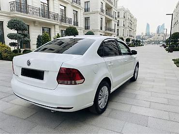 disklerin satisi: Volkswagen Polo sedan, ağ rəngdə təqdim olunur. Avtomobilin kuzovu — 6