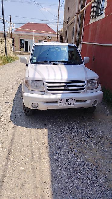 bez kraska aletleri: Mitsubishi Pajero iO (GDI) – ağ rəngli, 5 qapılı kompakt SUV — 4