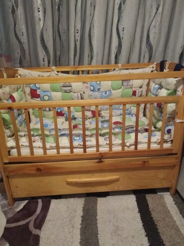 бортики на детскую кроватку: Кроватка натуральное дерево, внизу большой выдвижной ящик для хранения