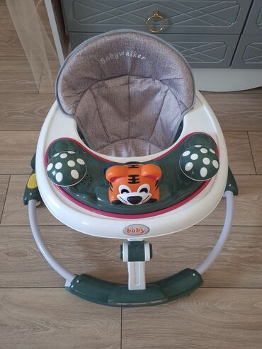 ходунки для инвалидов: Uşaq gəzdirəni (babywalker) - Rəng: ağ-yaşıl çərçivə, boz oturacaq -