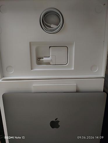 ucuz macbook pro: Apple noutbuk – Space Gray rəngdə, metal korpus. Qapaqda Apple loqosu — 2