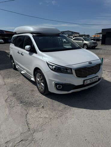 автомобиль самсунг: Белый минивэн Kia с багажным боксом на крыше. Автомобиль оснащен
