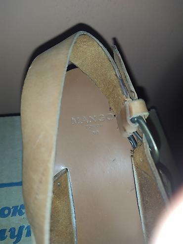 Продавцы-консультанты: Эти все женские обуви восемь пар за 5000 сом все в хорошем состоянии — 3