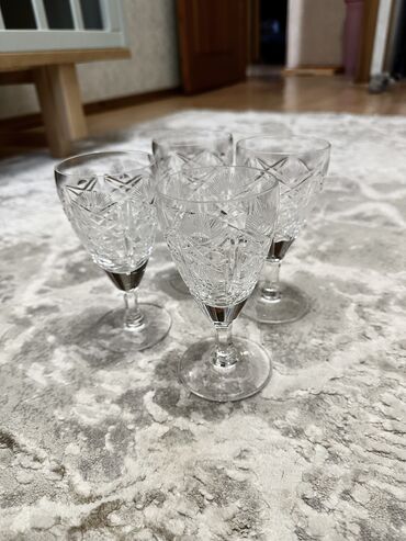 хрустальные посуды: Хрустальные бокалы для вина/шампанского 4 шт в идеальном состоянии