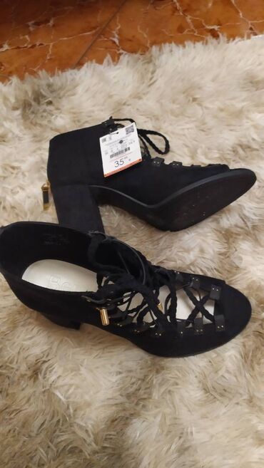 Γυναικεία είδη Υπόδησης: Παπούτσια.
Καινούργια, αφόρετα.
Πολύ άνετα, μέγεθος 38 — 2