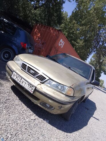 разбитые машины: Седан Daewoo Nexia, модель которого хорошо зарекомендовала себя на