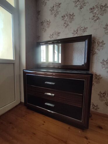 Komodlar: 2 ədəd yaxşı vəziyyətdə güzgülü komod satılır. Ölçüləri aşağıdakı — 12