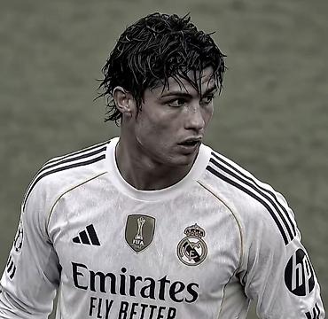 костюм лен: Игровая футболка Real Madrid CF, белая, сезон с нашивкой Club World — 1