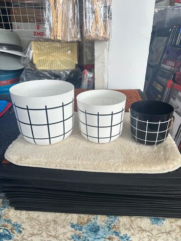 Bitkilər üçün dibçəklər: Dibcek Dibcek qabi yumru aq rengli gul.qabi yumru aq rengli dibcek — 18