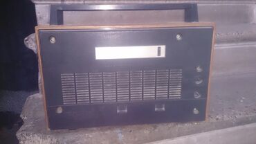 Radio: Bu vintage portativ radio klassik dizaynı ilə seçilir. Qəhvəyi yan