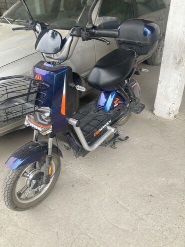 каска для мотоцикл: Электроскутер DEMAN Z (надпись на борту) в городской комплектации