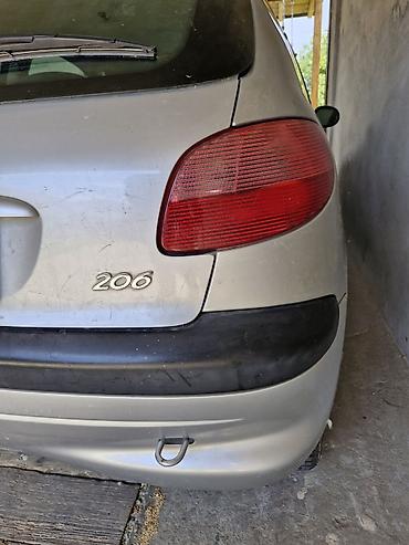 Peugeot: Peugeot 206, hečbek, srebrna boja. Karoserija i spoljašnost: - 5 — 14