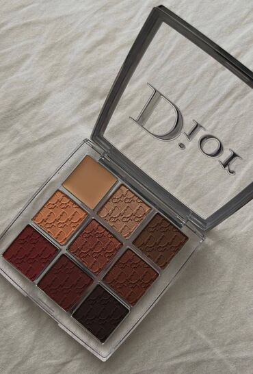 сумку для косметики: Палетка теней для век Dior с девятью оттенками в теплых тонах