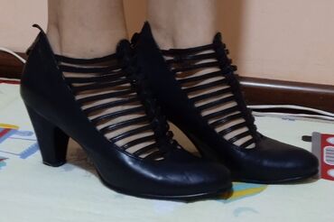 кожаные ботинки женские: Ботинки и ботильоны 38.5, цвет - Черный