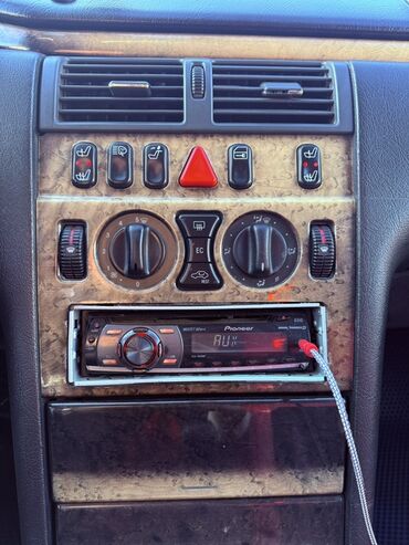 Mercedes-Benz: Mercedes-Benz E‑Class (W210) sedan Xüsusiyyətlər: - Korpus: 4 qapılı — 7