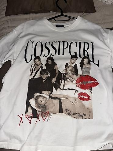 şort: Bershka “Gossip Girl” temalı ağ köynək - Brend: Bershka (rəsmi — 1