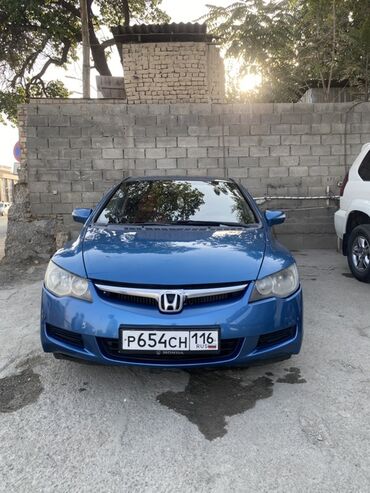 эбу хонда аккорд: Седан Honda Civic синего цвета, оснащенный черными кожаными сиденьями