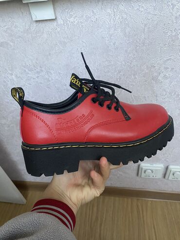 37 размер туфли: Стильные кроссы, покупала за 1500с отдаю за 1000. Красного цвета