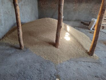 душ бак: Большая насыпь светлого зерна, вероятно, овса или ячменя