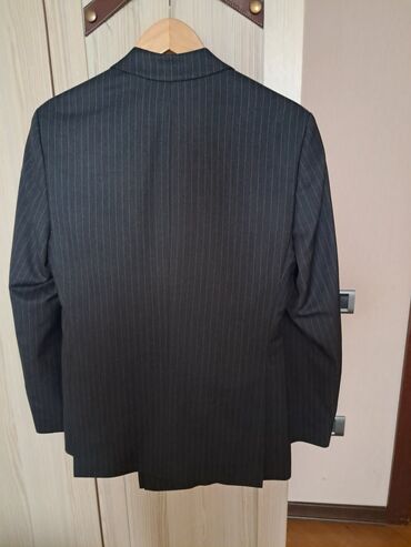 Pencəklər: Üçlü dəst. Pencək,jılet,şalvar. Vəziyyəti əla. Cəmi 2 dəfə toya — 2