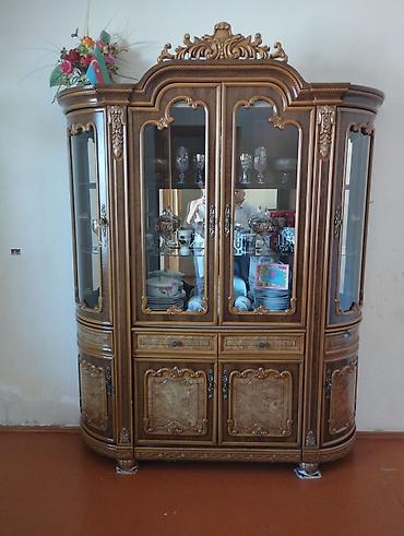 Klassik üslubda vitrin-bufet - Material: ağac karkas, dekorativ oyma