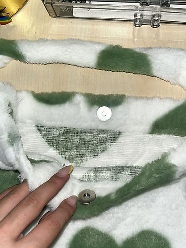cantalar: Yumşaq xəz materialdan hazırlanmış çiyin çantası. Ağ fon üzərində — 2