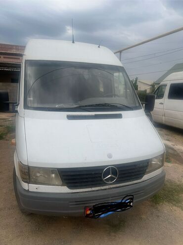 кофр на крышу автомобиля: Белый фургон Mercedes-Benz Sprinter, оснащенный высокой крышей, что