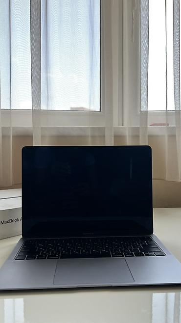macbook air m4: Apple MacBook Air (Space Gray) – 13" seriyası Xüsusiyyətlər: - 13.3" — 4