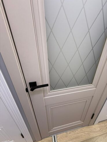 двери с двух сторон из бельгии: Ички эшик айнек менен, Витраждуу терезелер, түсү - Саргыч боз