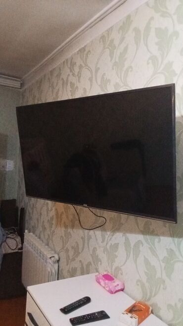 televızorlar: Divara quraşdırılmış böyük ölçülü düz ekran televizor + Xiaomi Mi TV