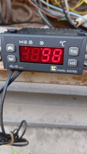 qara qum: Eliwell ID974 modeli olan bu rəqəmsal termostat soyuducu sistemlərdə