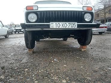 suzuki grand vitara nece masindir: LADA Niva (3 qapılı) ağ rəngli off-road SUV - Kuzov: 3 qapı, qısa — 4