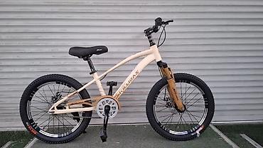 Детские велосипеды: Детский велосипед в синем цвете, оснащенный дополнительными боковыми — 18