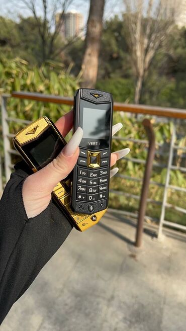 mobil nomreler: Vertu Ti, < 2 GB Memory Capacity, rəng - Qızılı, Zəmanət, Düyməli, İki sim kartlı