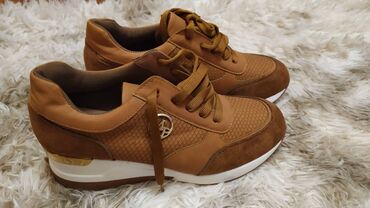 Γυναικεία είδη Υπόδησης: Παπούτσια.
Καινούργια, αφόρετα.
Πολύ άνετα, μέγεθος 41 — 3