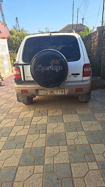sportage: Kia Sportage 4WD, benzin, avtomat ötürmə. Ağ/göyərti rəng çaları ilə — 4